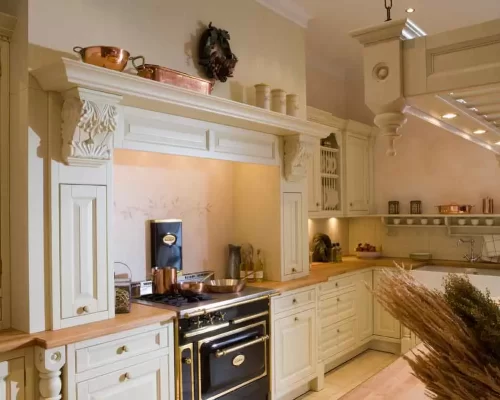 Osterfield-Cambridge-Traditional-handpainted-kitchen-with-antique-countryhouse-style-decorative-corbels-and-cornices-2